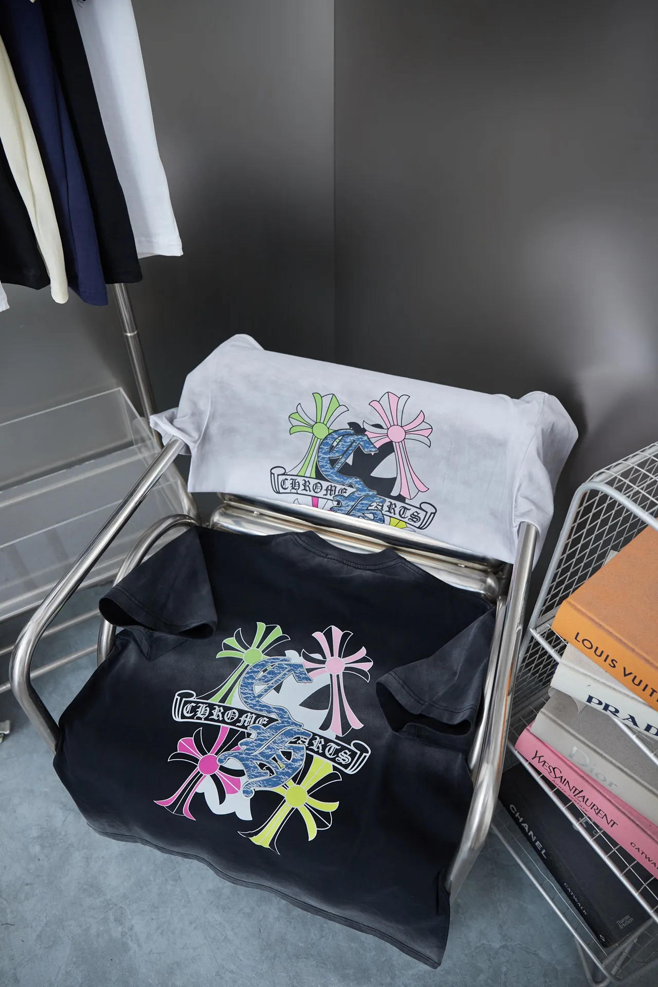 🅿️200 Ch*ome Hearte 25SS early spring new style, Croix heart logo printed short sleeves, light luxury, a must-have item for daily commuting for men and women, correct version, welcome to compare, detailed features · 320g 100% pure cotton double yarn jersey fabric · Custom dyed in the same vat, special thickened 32 count double-strand 1X1 thread · Digital direct printing ➕ Three-dimensional thick letter logo · Ready-to-wear dyeing Then do the faded fried snowflake process, then wash it to make it look old · General washing to improve the effect · Double needle stitching and cross-stitch process · Original main mark, washed tag, brand moisture-proof paper packaging Color: black/white Size: S/M/L/XL